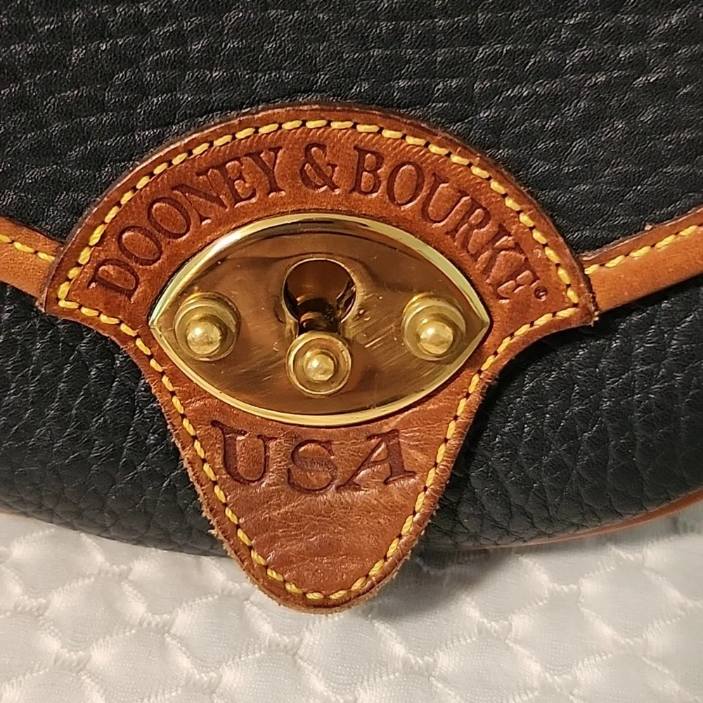 Vintage Mini-Dooney & Bourke Crossbody Purse 6" W X 4 1/2" H (32) - Picture 2 of 12